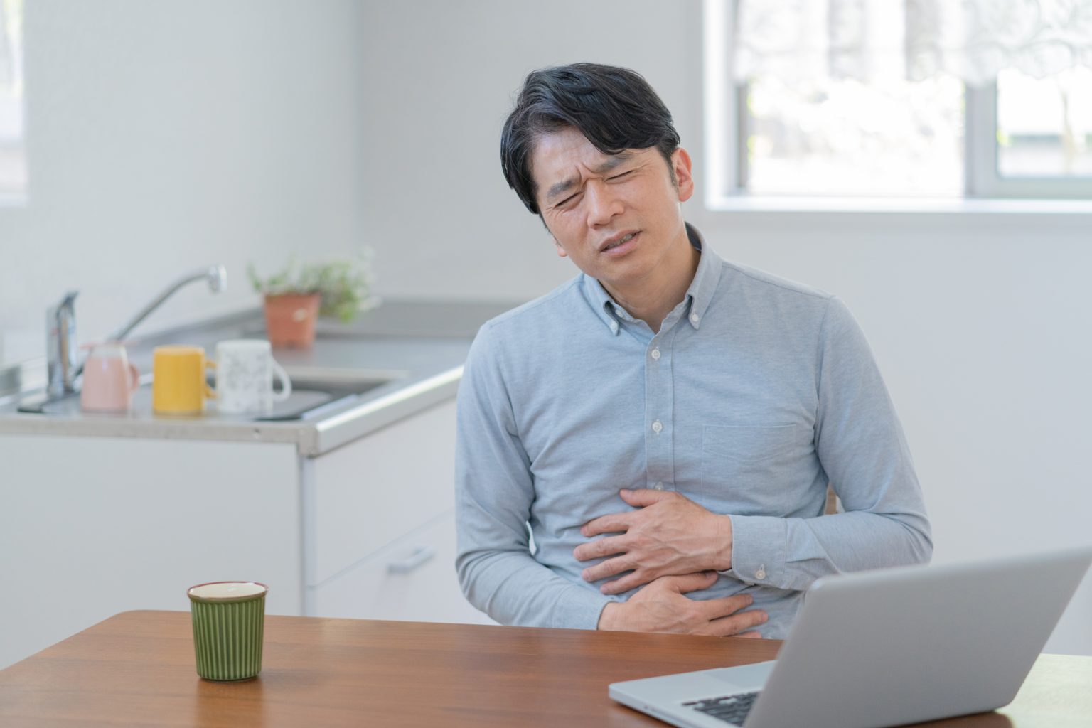 【ずっとお腹が痛い…】大腸がんで腹痛は起こる？自己判断しないために“癌の傾向”を解説 | 大腸がん